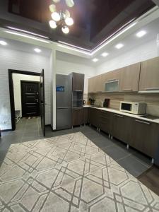 una cocina grande con electrodomésticos de acero inoxidable en una habitación en Коттедж Чок-Тал Цо Париж 2 en Chok-Tal