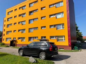 a black car parked in front of a building at Väikekorter in Pärnu
