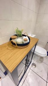una mesa con una olla y una planta en ella en Auditorio parking gratuito www venaoviedo es, en Oviedo