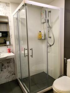 a bathroom with a shower and a toilet at Chinatown Watmungkorn MRT Yaowaraj Bangkok in Bangkok