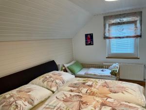 Łóżko lub łóżka w pokoju w obiekcie Mountainview Apartment Scheurer
