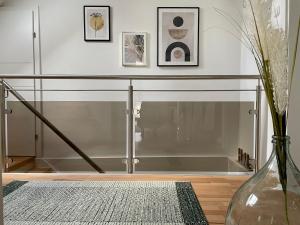szklaną poręczą w pokoju z wazą w obiekcie Mountainview Apartment Scheurer w mieście Jenig