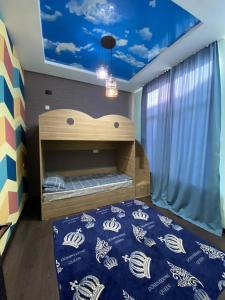 Коттедж Чок-Тал Цо Париж 2 في Chok-Tal: غرفة نوم مع سرير بسقف ازرق