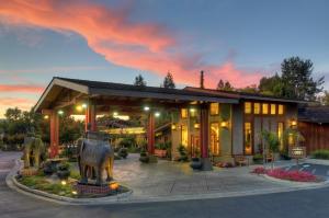 a hotel with a statue in front of a building at Dinah's Garden Hotel in Palo Alto