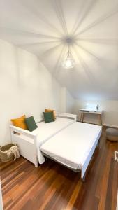 A bed or beds in a room at Auditorio parking gratuito www venaoviedo es