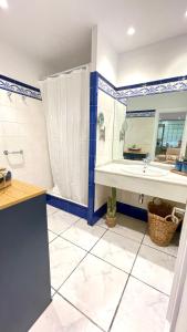 A kitchen or kitchenette at Auditorio parking gratuito www venaoviedo es