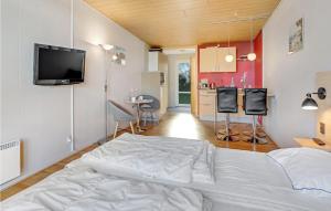 Postel nebo postele na pokoji v ubytování Pet Friendly Apartment In Allinge