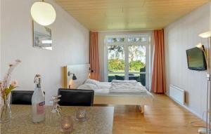 Postel nebo postele na pokoji v ubytování Pet Friendly Apartment In Allinge