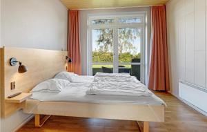Postel nebo postele na pokoji v ubytování Pet Friendly Apartment In Allinge