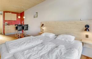 Postel nebo postele na pokoji v ubytování Pet Friendly Apartment In Allinge