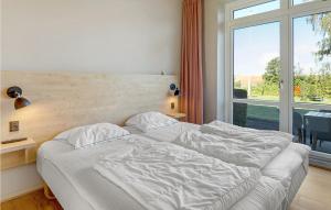 Postel nebo postele na pokoji v ubytování Pet Friendly Apartment In Allinge