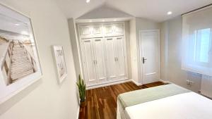 A bed or beds in a room at Auditorio parking gratuito www venaoviedo es