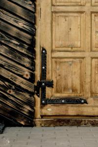 eine alte Holztür mit einer Holzwand in der Unterkunft Birtok Houses - Big house with 3 bedrooms in Borzont
