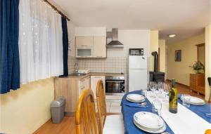 Kuchyňa alebo kuchynka v ubytovaní Beautiful Apartment In Krk