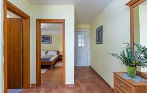 Posteľ alebo postele v izbe v ubytovaní Beautiful Apartment In Krk