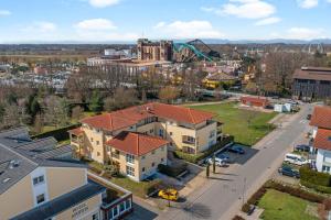 eine Luftansicht einer Stadt mit Häusern in der Unterkunft Apartments Münchbach - near Europa-Park and Rulantica - Terrace I Parking I Kitchen I WiFi in Rust