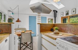 Dapur atau dapur kecil di Stunning Home In Hornbæk With Wifi +19 gambar