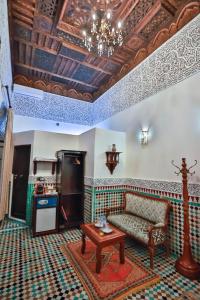 - un salon avec un canapé et une table dans l'établissement Riad Farouzi Fes, à Fès