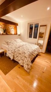 1 dormitorio con cama con edredón en Studio rénové avec patio, coeur du centre ville en Besanzón