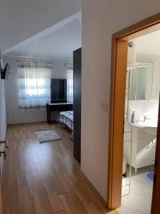 uma sala de estar com uma cama e uma casa de banho em Apartman Tratica Ugljan em Ugljan