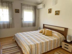 烏格連島的住宿－Apartman Tratica Ugljan，一间卧室配有一张带两个枕头的床