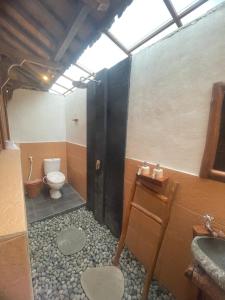 y baño con aseo y lavamanos. en Kepaon Gari Inn, en Nusa Penida