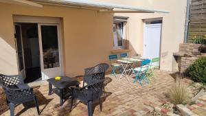 d'une terrasse avec des chaises, une table et une table. dans l'établissement Les Hauts de Sochaux, à Sochaux