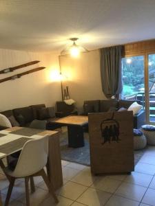 - un salon avec un canapé, une table et des chaises dans l'établissement Magnifique appartement de montagne, à Loèche-les-Bains
