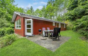 Puutarhaa majoituspaikan 3 Bedroom Lovely Home In Gistrup ulkopuolella