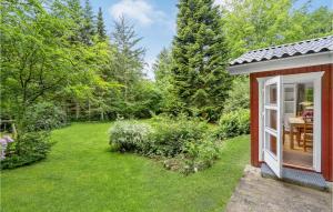 Puutarhaa majoituspaikan 3 Bedroom Lovely Home In Gistrup ulkopuolella