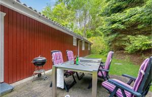 Puutarhaa majoituspaikan 3 Bedroom Lovely Home In Gistrup ulkopuolella