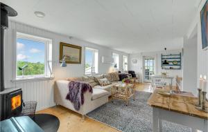 ein Wohnzimmer mit einem Sofa und einem Tisch in der Unterkunft Amazing Home In Lemvig With House Sea View in Lemvig