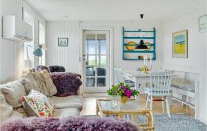 ein Wohnzimmer mit einem Sofa und einem Tisch in der Unterkunft Amazing Home In Lemvig With House Sea View in Lemvig
