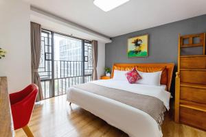 1 dormitorio con cama grande y ventana grande en Guangzhou He She Art Apartment en Guangzhou
