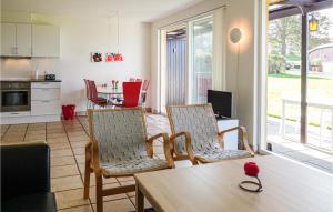 cocina y sala de estar con mesa y sillas en Beautiful Apartment In Gudhjem With House Sea View, en Gudhjem