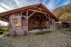 ダネシュにあるHanul din Padureの屋根のある大きな木造の建物