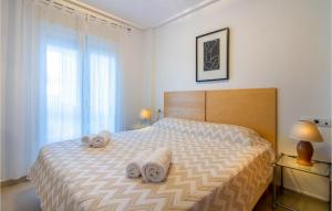 ein Schlafzimmer mit einem Bett mit Handtüchern darauf in der Unterkunft Amazing Apartment In Sucina With Wifi in Sucina