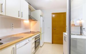 eine Küche mit weißen Schränken und einer Holztür in der Unterkunft Amazing Apartment In Sucina With Wifi in Sucina