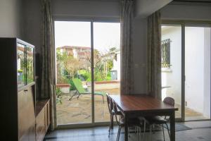 jadalnia ze stołem i widokiem na patio w obiekcie Chez Carmen w mieście Albi