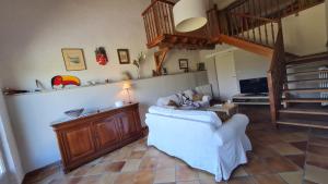 salon z kanapą i schodami w obiekcie Gîte de Jambayle w mieście Lafrançaise