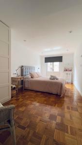 ein Schlafzimmer mit einem großen Bett und Holzboden in der Unterkunft Apartamento Hórreo -San Pelayo- in Cangas de Onís