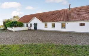 uma casa branca com um telhado vermelho em Gorgeous Home In Skrbk With Wifi em Skærbæk