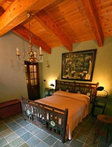 sypialnia z łóżkiem i drewnianym sufitem w obiekcie Villa con piscina tra Porto vecchio e Bonifacio w mieście Figari