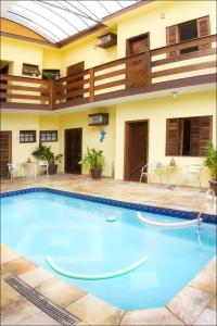 a large swimming pool in front of a building at Pousada Solarium UNIDADE 1 ECONOMICA-BÁSICA in Guarujá