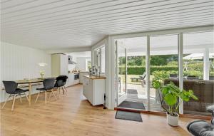 Posezení v ubytování Cozy Home In Ulfborg With Kitchen