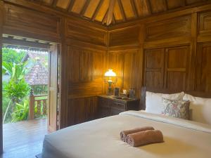 Un dormitorio con una cama con una toalla. en Kepaon Gari Inn, en Nusa Penida