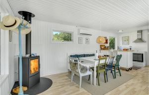 Kuchyň nebo kuchyňský kout v ubytování 3 Bedroom Cozy Home In Sjællands Odde