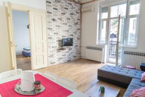 una sala de estar con un sofá y una mesa en Apartment River Walk, en Belgrado