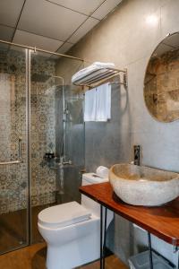 ein Bad mit einem Waschbecken und einem WC in der Unterkunft Hidden Beach Bungalow Sea View in Hoi An