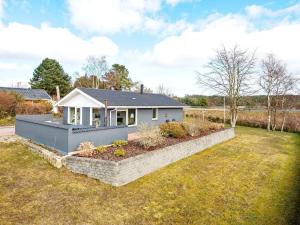 ein Haus mit Garten im Hof in der Unterkunft Holiday home Ebeltoft CXCVI in Ebeltoft